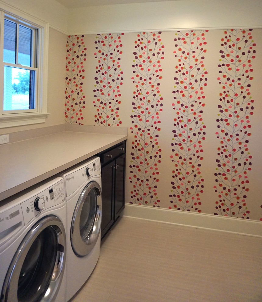 Esempio di una sala lavanderia design con pavimento in gres porcellanato e lavatrice e asciugatrice affiancate