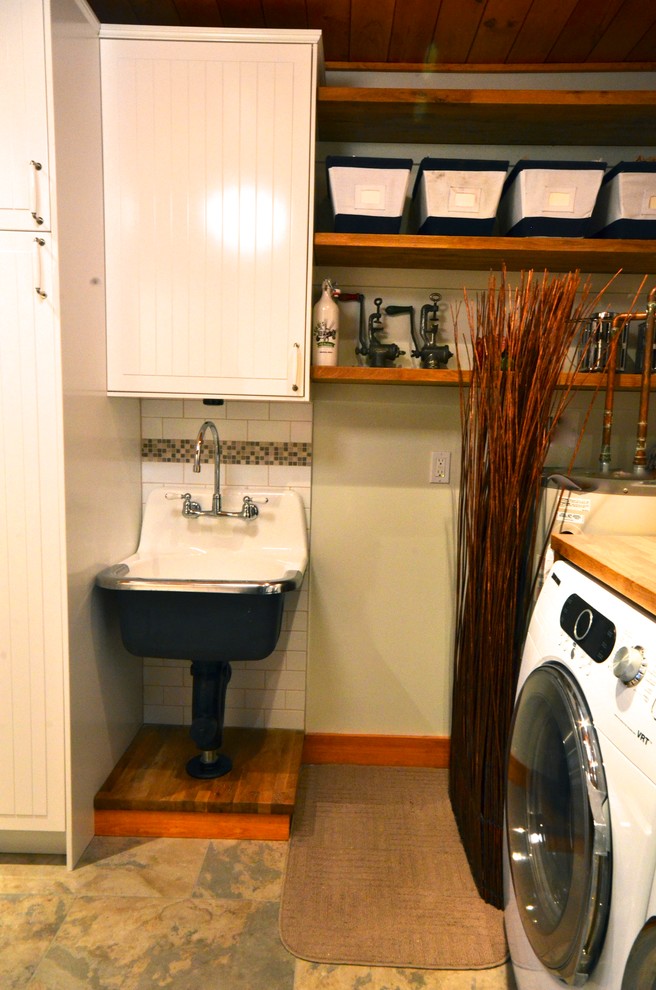 Esempio di una lavanderia multiuso classica di medie dimensioni con lavatoio, ante in stile shaker, ante bianche, top in legno, pareti bianche, pavimento in ardesia e lavatrice e asciugatrice affiancate