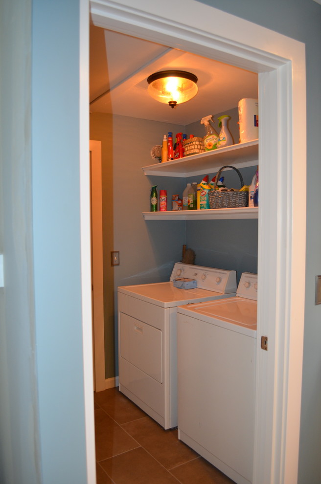 Foto di una piccola sala lavanderia classica con pareti blu, pavimento con piastrelle in ceramica, nessun'anta, ante bianche, top in legno e lavatrice e asciugatrice affiancate