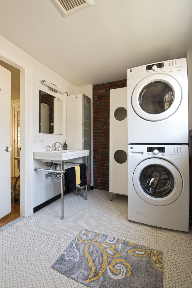 Ispirazione per una lavanderia classica di medie dimensioni con pareti bianche, lavatrice e asciugatrice a colonna e pavimento bianco