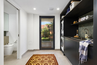 Whatever the room, black always makes an exclamation point. 🎩 Design  @laurenashleyelder . . . #kitchendesign #kitcheninspo #kitchendecor