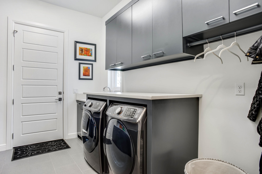 Laundry room - contemporary laundry room idea in Dallas