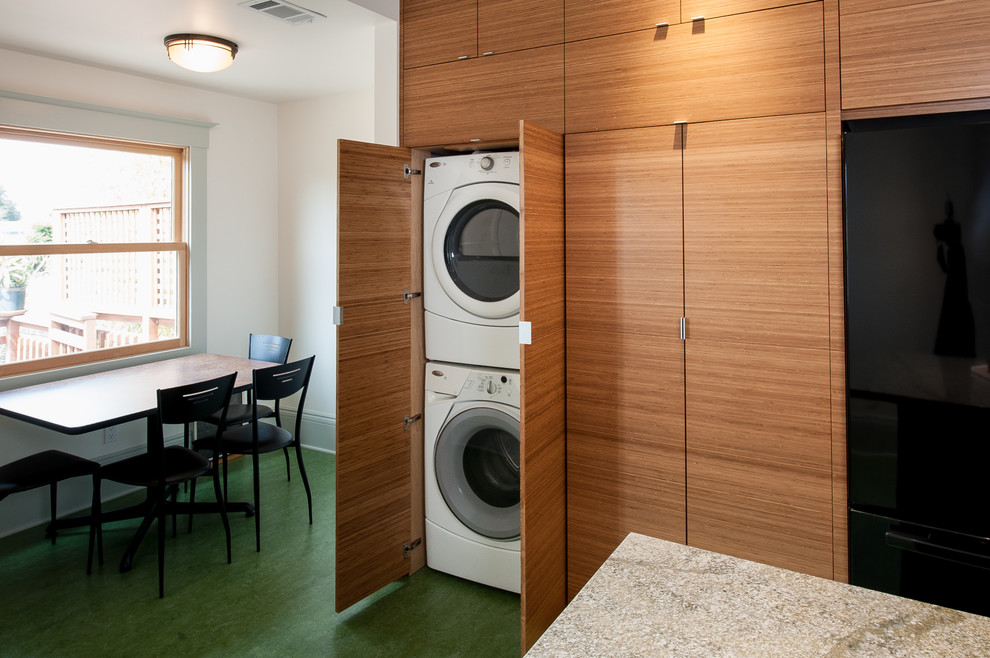 Moderner Hauswirtschaftsraum mit Linoleum und Waschmaschine und Trockner gestapelt in San Francisco