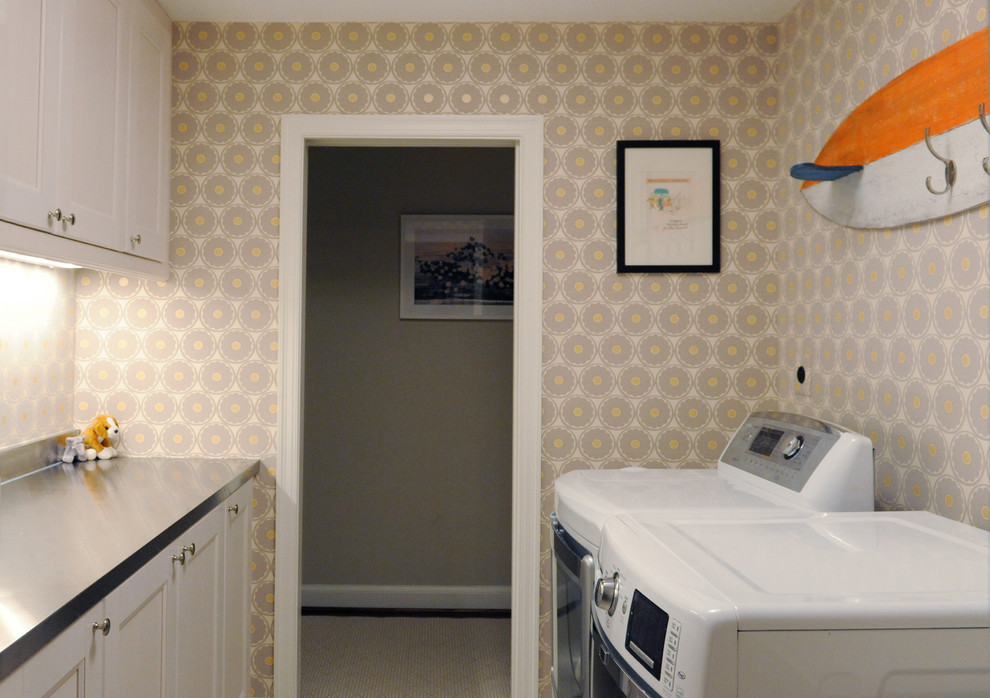 ワシントンD.C.にあるコンテンポラリースタイルのおしゃれな洗濯室 (落し込みパネル扉のキャビネット、白いキャビネット、左右配置の洗濯機・乾燥機、ll型、グレーの壁) の写真