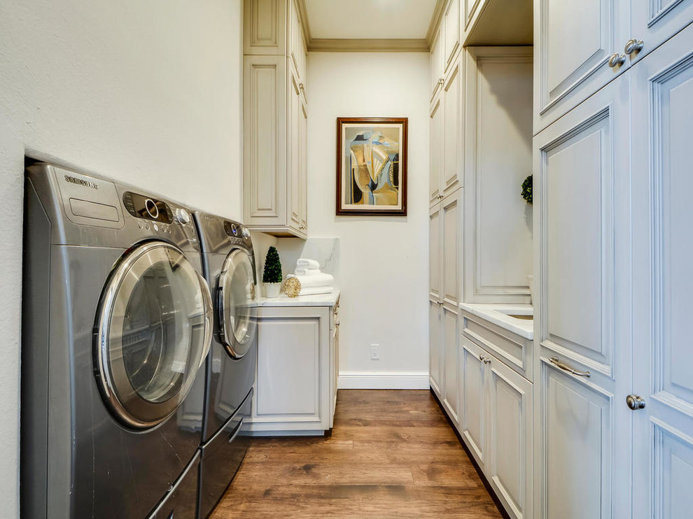 Diseño de lavadero clásico con puertas de armario beige