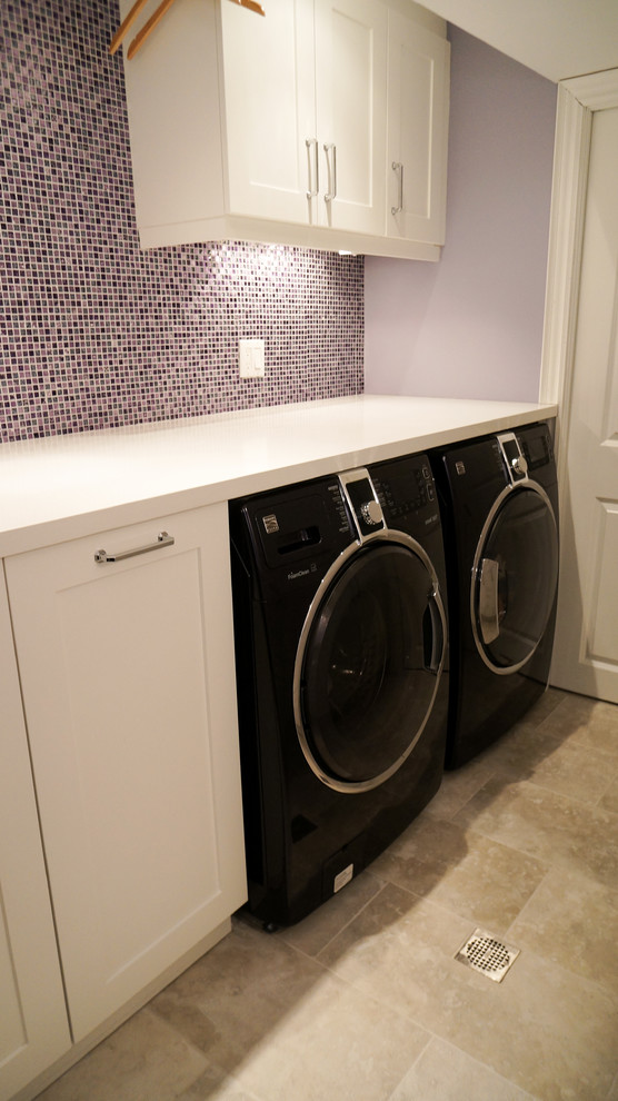 Esempio di una lavanderia minimal di medie dimensioni con lavello sottopiano, ante in stile shaker, ante bianche, top in quarzo composito, pareti viola e lavatrice e asciugatrice affiancate