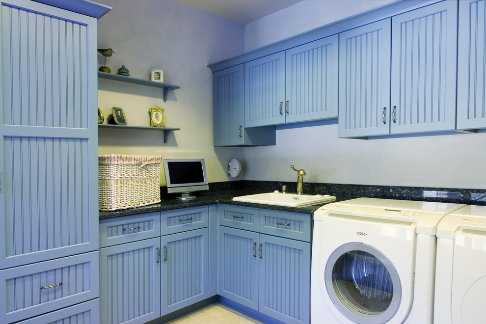 フィラデルフィアにある中くらいなトランジショナルスタイルのおしゃれな家事室 (L型、ドロップインシンク、シェーカースタイル扉のキャビネット、青いキャビネット、御影石カウンター、青い壁、左右配置の洗濯機・乾燥機) の写真