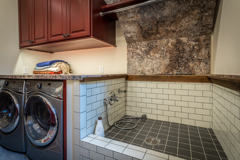 Foto di un'ampia lavanderia multiuso stile rurale con ante con bugna sagomata, ante rosse, top in laminato, pareti beige, pavimento con piastrelle in ceramica e lavatrice e asciugatrice affiancate