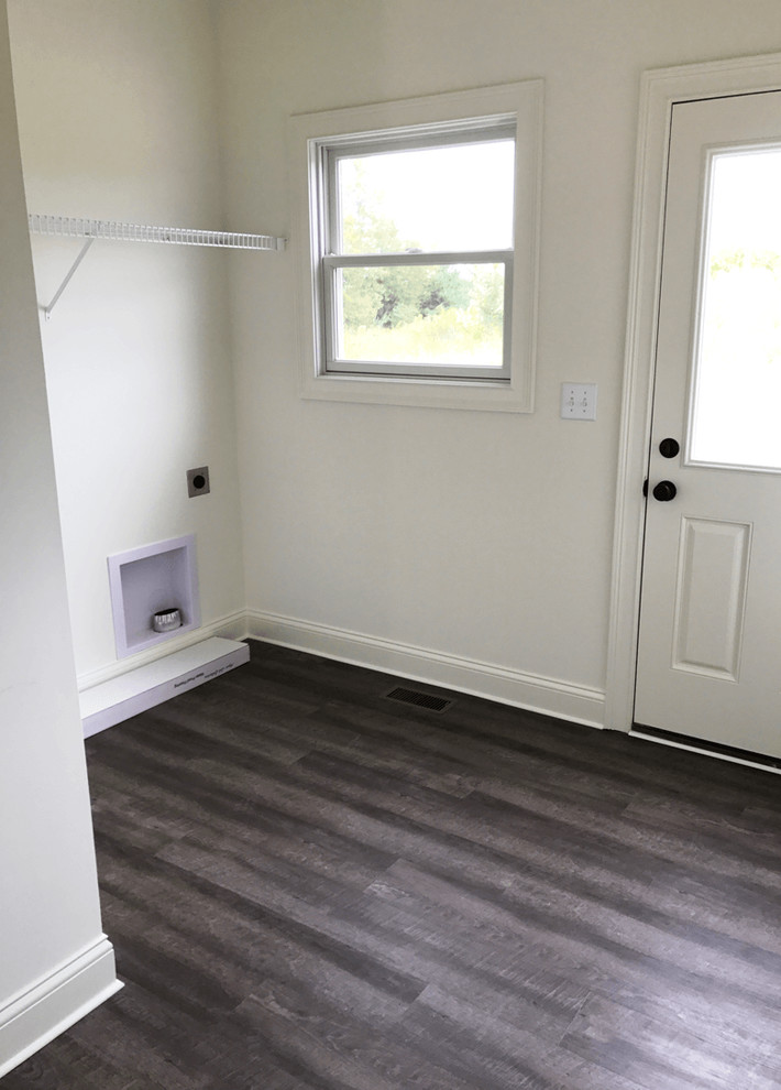 Multifunktionaler, Einzeiliger, Kleiner Hauswirtschaftsraum mit weißer Wandfarbe, Vinylboden, Waschmaschine und Trockner nebeneinander und grauem Boden in Indianapolis