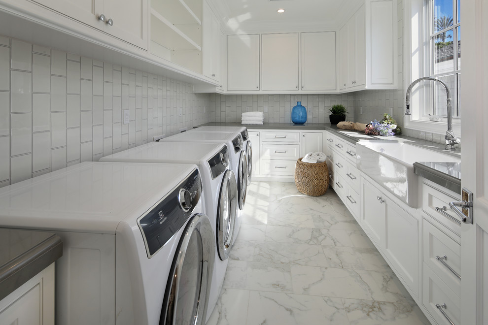 Foto de cuarto de lavado en L marinero con fregadero sobremueble, armarios con rebordes decorativos, puertas de armario blancas y lavadora y secadora juntas