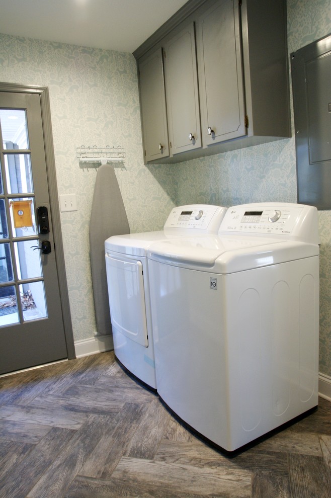 Foto di una piccola lavanderia multiuso classica con ante a filo, ante grigie, pareti blu, pavimento con piastrelle in ceramica e lavatrice e asciugatrice affiancate