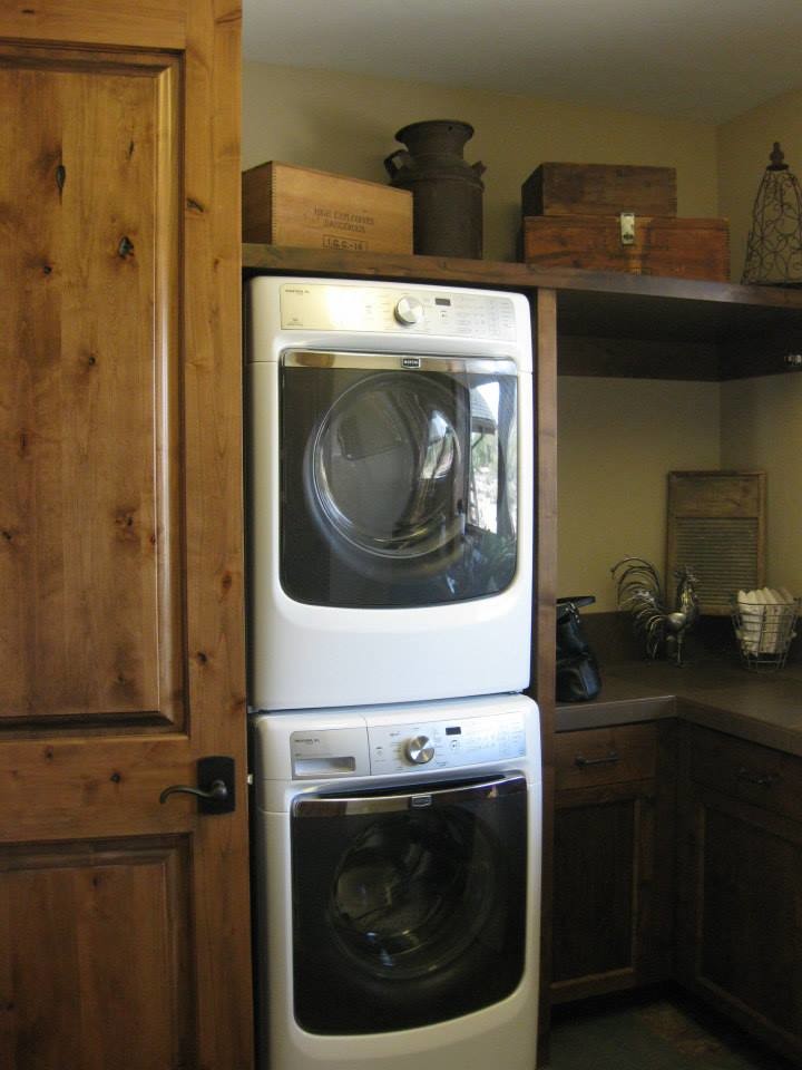Immagine di una piccola lavanderia rustica con ante in stile shaker