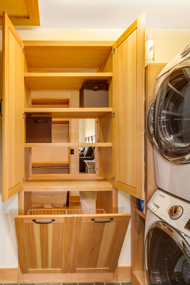 デンバーにある高級な小さなトランジショナルスタイルのおしゃれなランドリールーム (オープンシェルフ、上下配置の洗濯機・乾燥機、L型) の写真