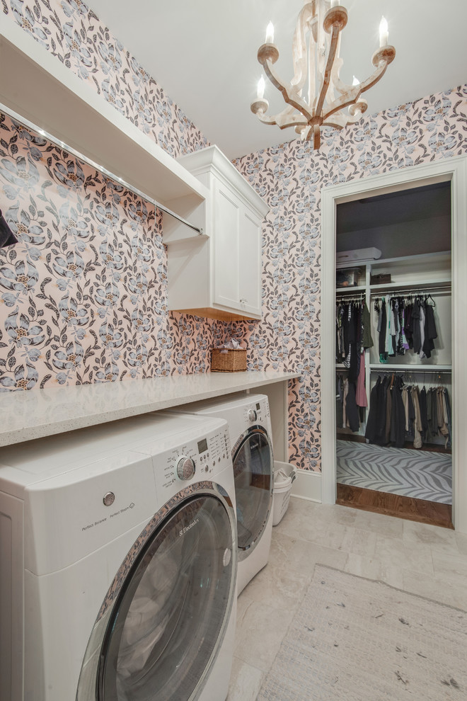 Idéer för stora vintage linjära vitt tvättstugor enbart för tvätt, med luckor med infälld panel, vita skåp, flerfärgade väggar, klinkergolv i porslin, en tvättmaskin och torktumlare bredvid varandra och grått golv
