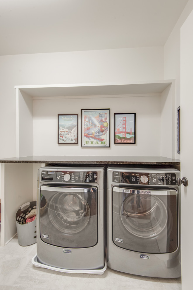 Idee per una lavanderia classica di medie dimensioni con pavimento in gres porcellanato, lavatrice e asciugatrice affiancate e pavimento grigio