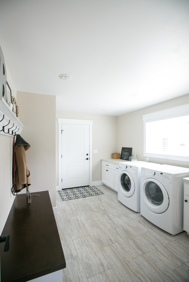 Bild på en amerikansk tvättstuga, med grå väggar och vinylgolv