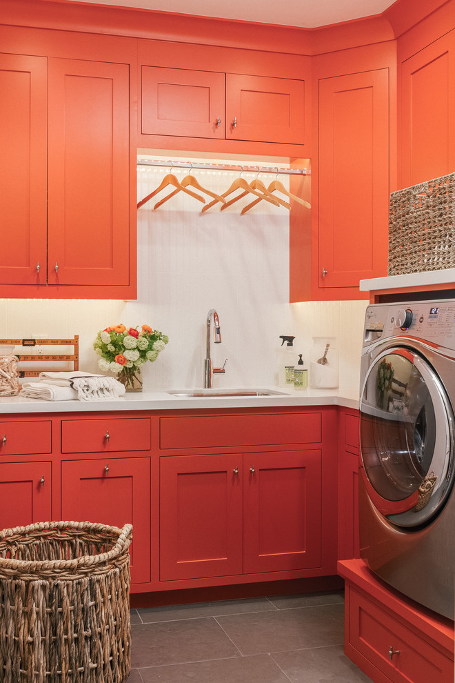 サンフランシスコにあるラグジュアリーな中くらいなカントリー風のおしゃれな家事室 (アンダーカウンターシンク、クオーツストーンカウンター、白い壁、スレートの床、左右配置の洗濯機・乾燥機、L型、シェーカースタイル扉のキャビネット、赤いキャビネット) の写真