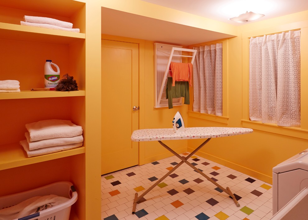 Inspiration för en mellanstor funkis tvättstuga enbart för tvätt, med en allbänk, luckor med upphöjd panel, vita skåp, orange väggar, klinkergolv i keramik och en tvättmaskin och torktumlare bredvid varandra