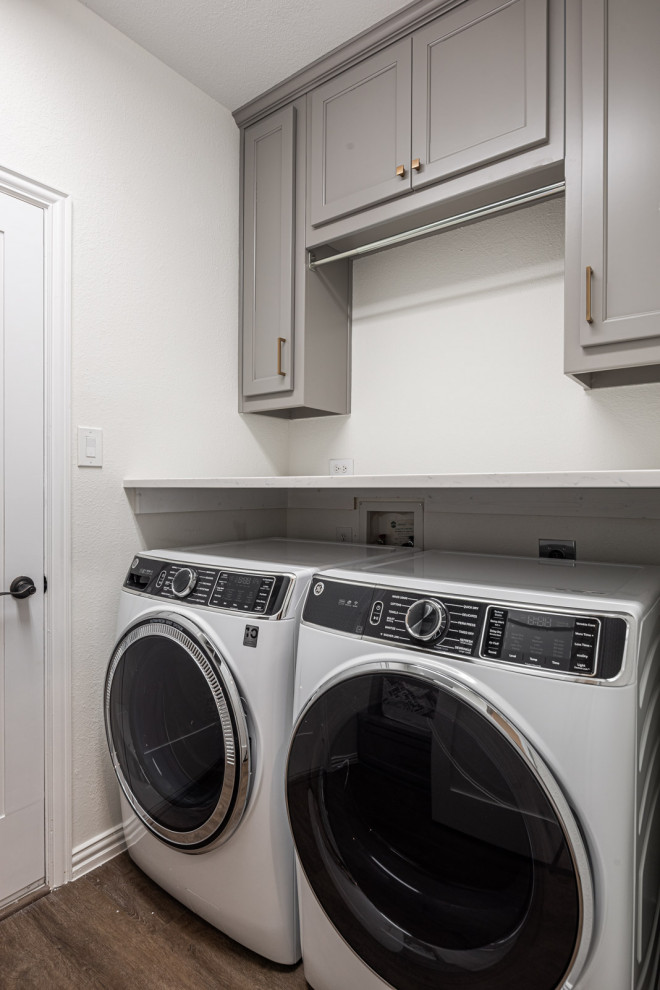 Cottage laundry room photo in Dallas