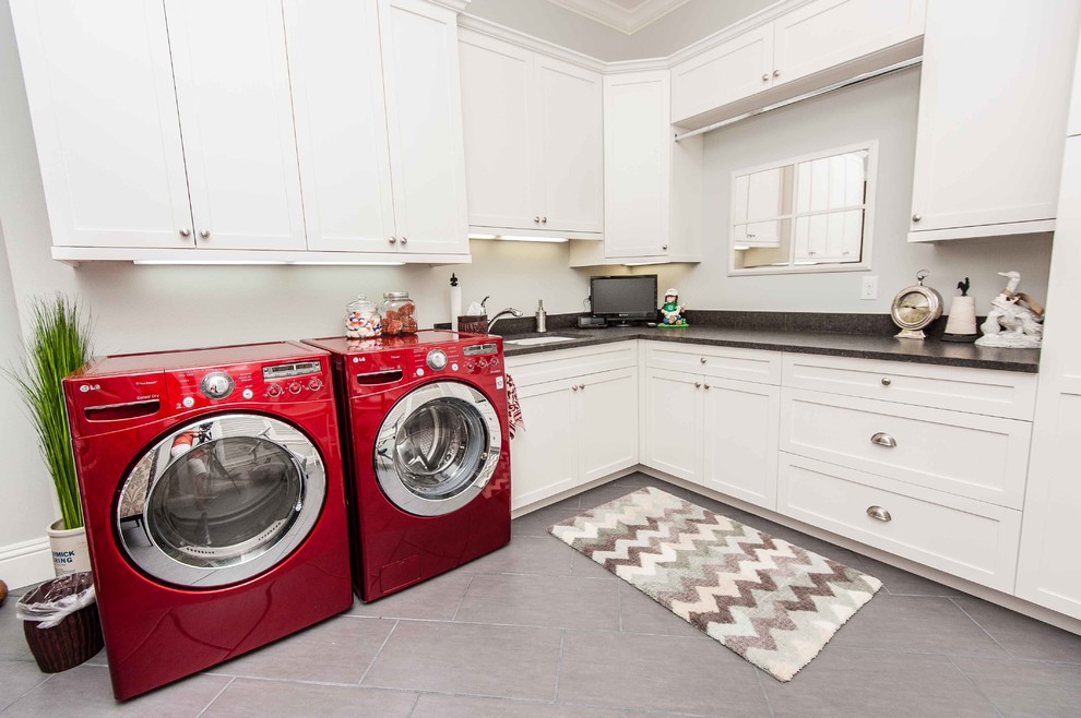 Inspiration för klassiska tvättstugor, med vita skåp, en undermonterad diskho och grått golv