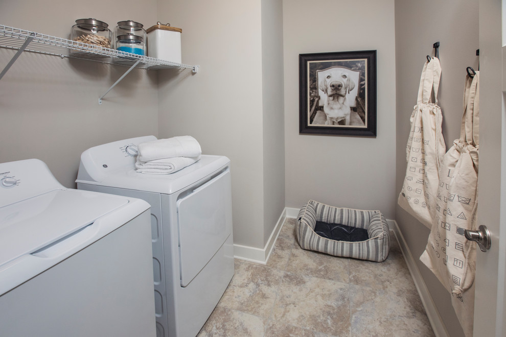 Idee per una sala lavanderia stile americano di medie dimensioni con pavimento con piastrelle in ceramica, lavatrice e asciugatrice affiancate e pavimento marrone