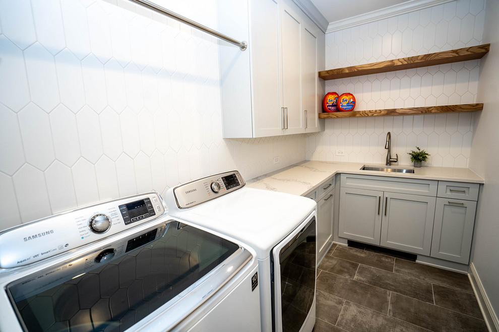 Exempel på en mellanstor modern vita l-formad vitt tvättstuga enbart för tvätt, med en undermonterad diskho, skåp i shakerstil, grå skåp, bänkskiva i kvarts, grå väggar, klinkergolv i porslin, en tvättmaskin och torktumlare bredvid varandra och grått golv