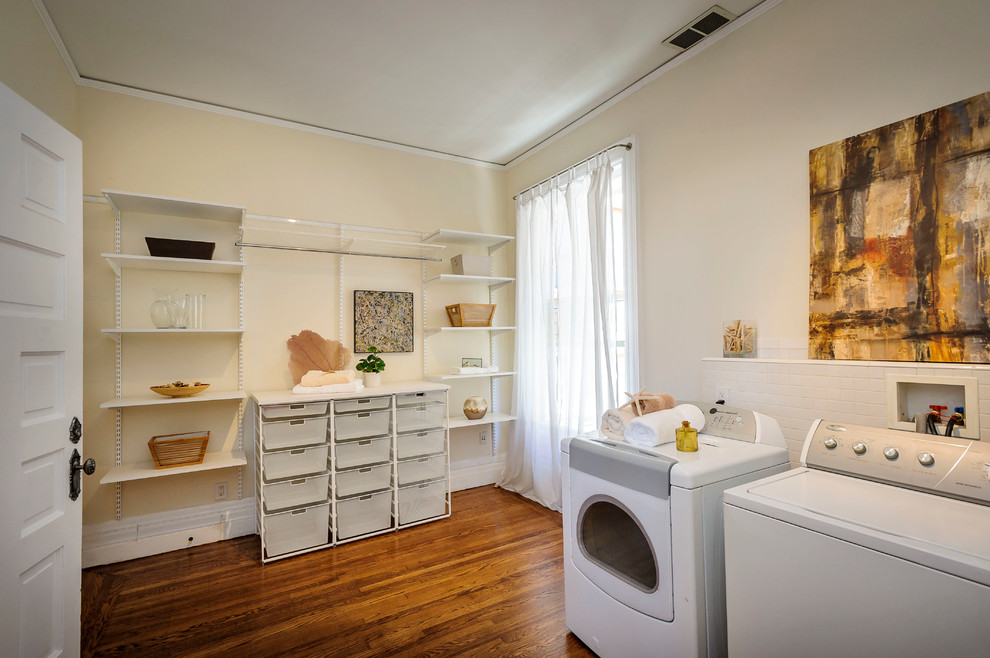 Diseño de lavadero tradicional renovado con paredes beige