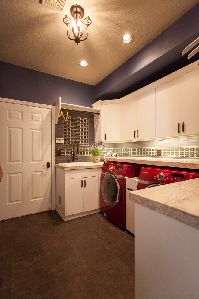 ポートランドにある広いエクレクティックスタイルのおしゃれな洗濯室 (ll型、フラットパネル扉のキャビネット、白いキャビネット、紫の壁、セラミックタイルの床、左右配置の洗濯機・乾燥機) の写真