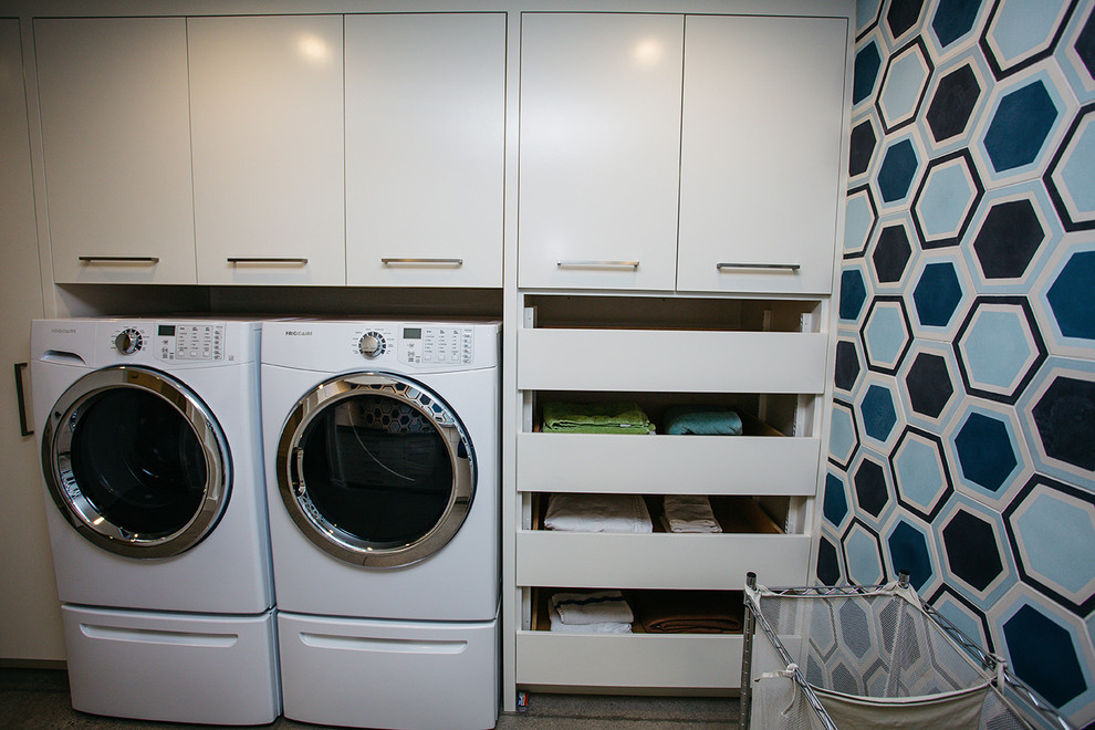 Immagine di una sala lavanderia moderna di medie dimensioni con lavatoio, ante in stile shaker, ante bianche, paraspruzzi multicolore, pareti multicolore, pavimento con piastrelle in ceramica, lavatrice e asciugatrice affiancate, pavimento beige e top grigio