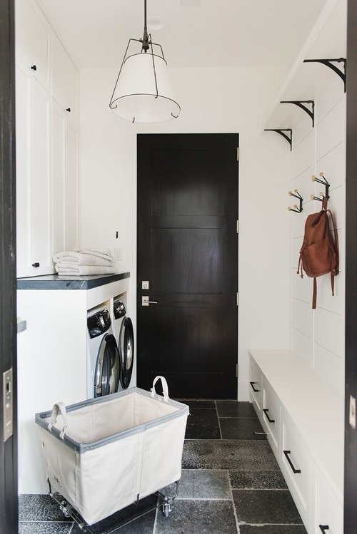 Foto di una piccola sala lavanderia con ante bianche, pareti bianche, pavimento con piastrelle in ceramica, lavatrice e asciugatrice affiancate, pavimento nero e top multicolore