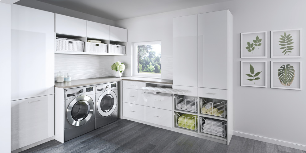 Imagen de lavadero multiusos y en L campestre grande con armarios con paneles lisos, puertas de armario blancas y lavadora y secadora juntas