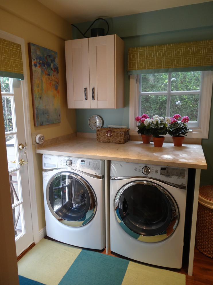 Esempio di una piccola lavanderia multiuso classica con top in marmo, lavatrice e asciugatrice affiancate, ante in stile shaker, ante in legno chiaro e pareti blu