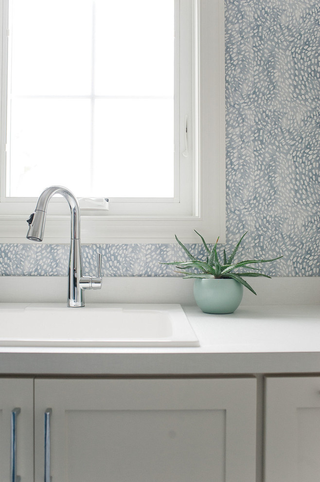 Foto på en funkis vita tvättstuga enbart för tvätt, med en nedsänkt diskho, skåp i shakerstil, vita skåp, bänkskiva i koppar och vita väggar