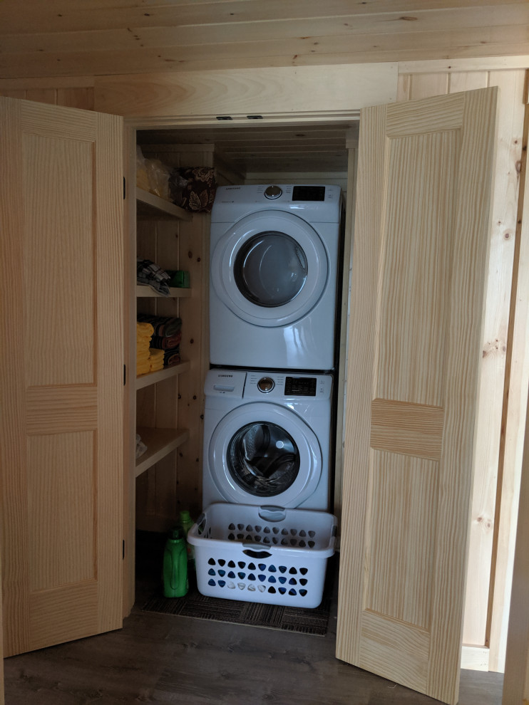 Zweizeiliger, Kleiner Uriger Hauswirtschaftsraum mit Waschmaschinenschrank und Waschmaschine und Trockner gestapelt in Portland Maine