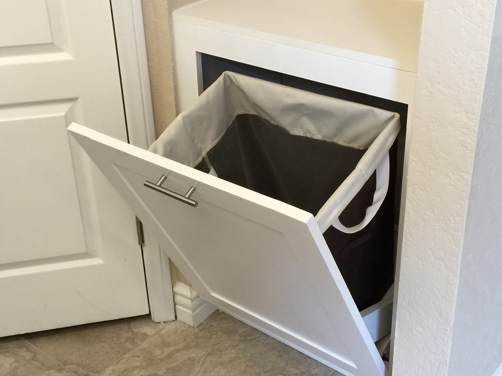 Ejemplo de lavadero minimalista de tamaño medio con armarios estilo shaker, puertas de armario blancas, paredes beige y suelo de baldosas de cerámica