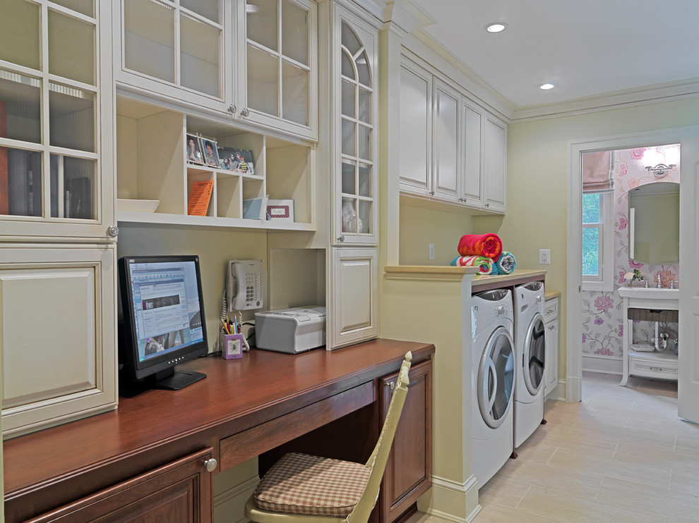 Foto de lavadero multiusos tradicional con armarios con paneles con relieve y lavadora y secadora juntas
