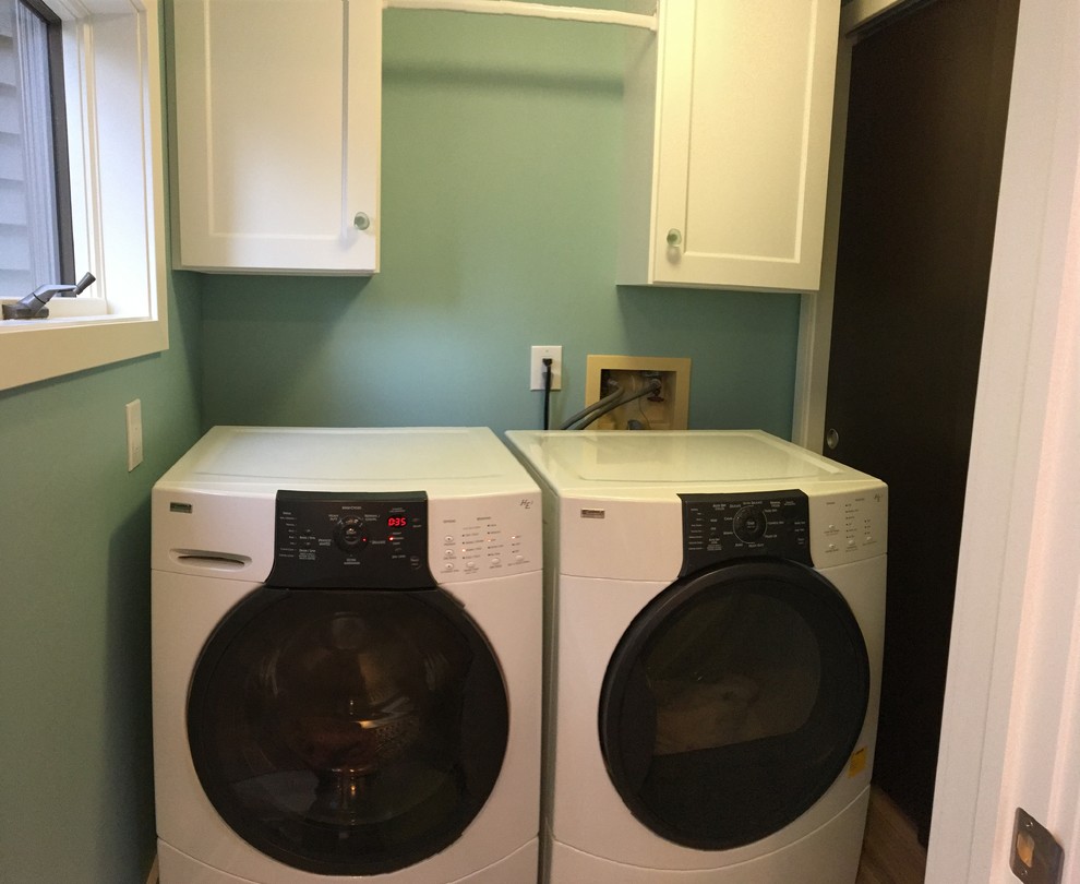Einzeilige, Kleine Moderne Waschküche mit Schrankfronten mit vertiefter Füllung, weißen Schränken, blauer Wandfarbe, Keramikboden, Waschmaschine und Trockner nebeneinander und beigem Boden in Cleveland