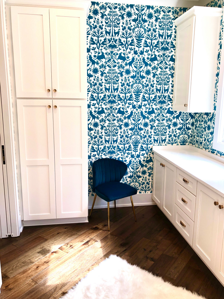 Ejemplo de lavadero actual con paredes azules, suelo de madera oscura, suelo marrón y papel pintado