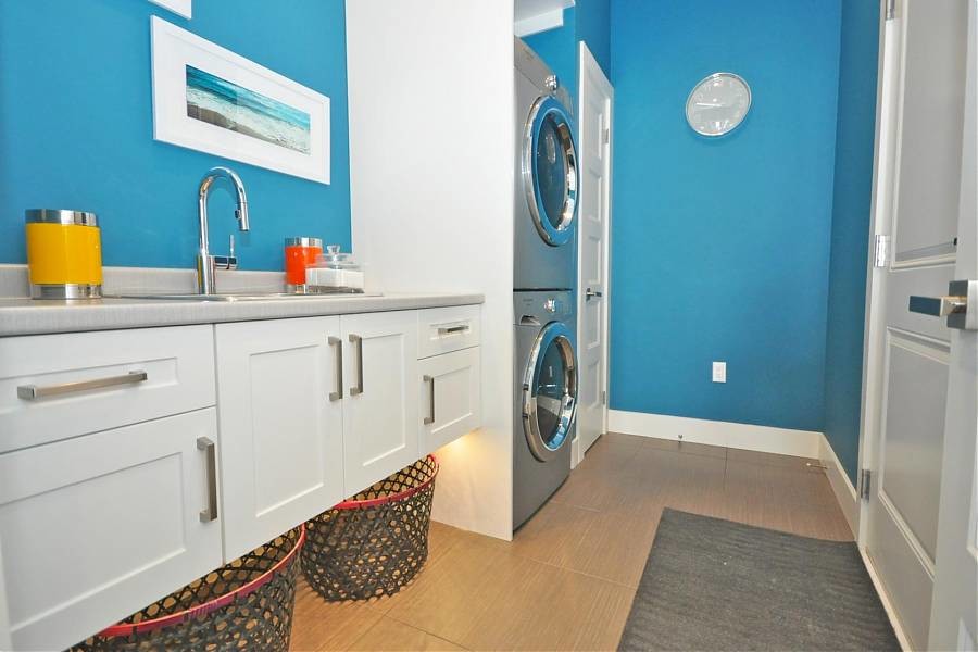 Inspiration för mellanstora moderna linjära grått tvättstugor enbart för tvätt, med en undermonterad diskho, skåp i shakerstil, vita skåp, blå väggar, klinkergolv i porslin, en tvättpelare och grått golv