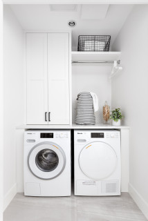 75 Hauswirtschaftsräume mit Waschmaschinenschrank und Schrankfronten mit  vertiefter Füllung Ideen & Bilder - Juni 2023 | Houzz DE