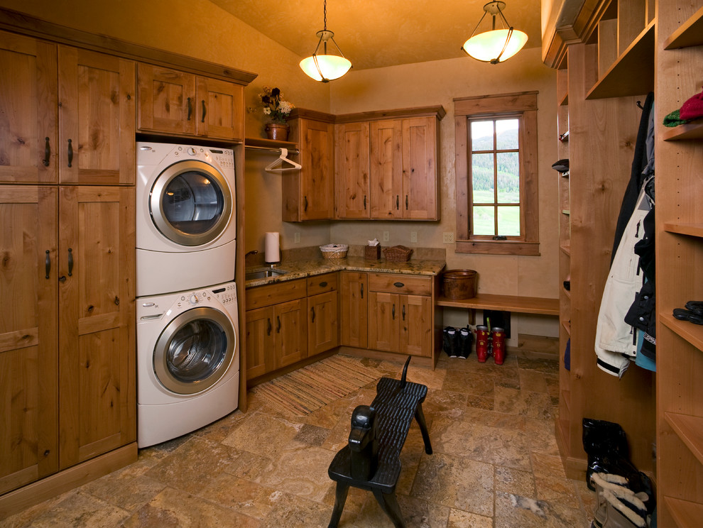 Exempel på en rustik tvättstuga, med en tvättpelare
