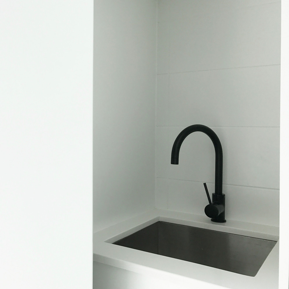 Idéer för en modern tvättstuga, med vita väggar, klinkergolv i keramik och grått golv