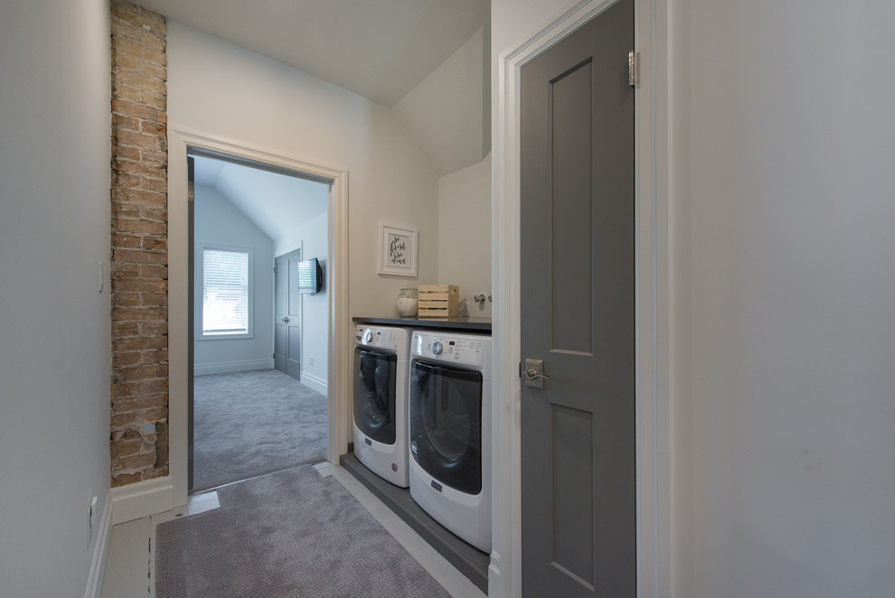 Foto di una piccola lavanderia chic con top in granito, pareti bianche, pavimento in legno verniciato, lavatrice e asciugatrice affiancate e pavimento grigio