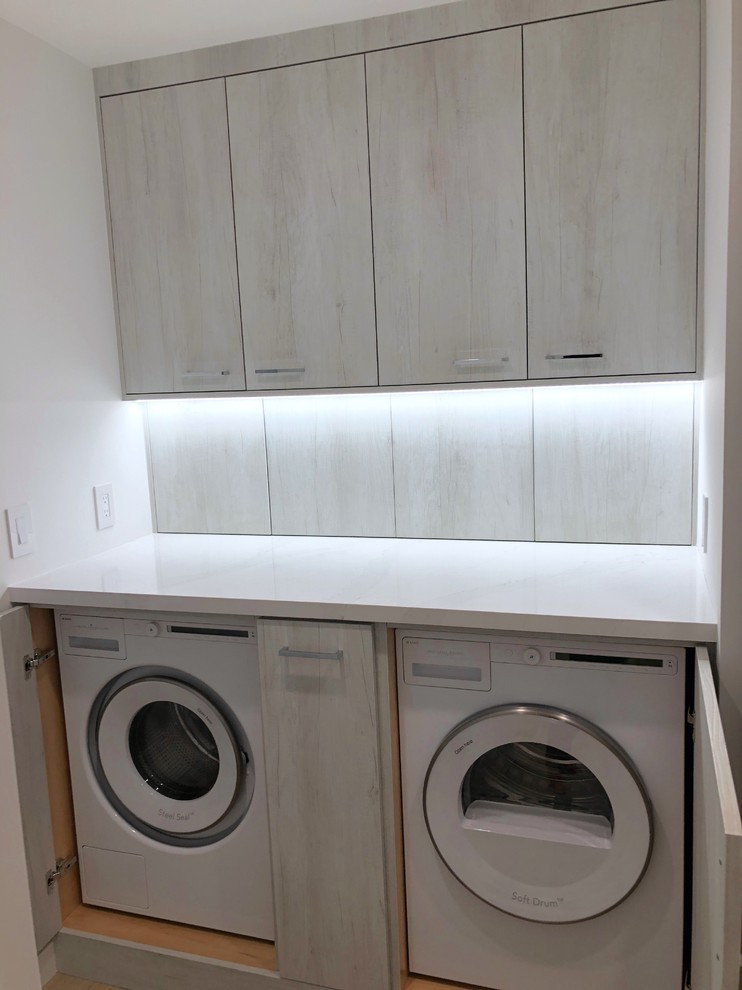 This is an example of a modern utility room in Los Angeles.
