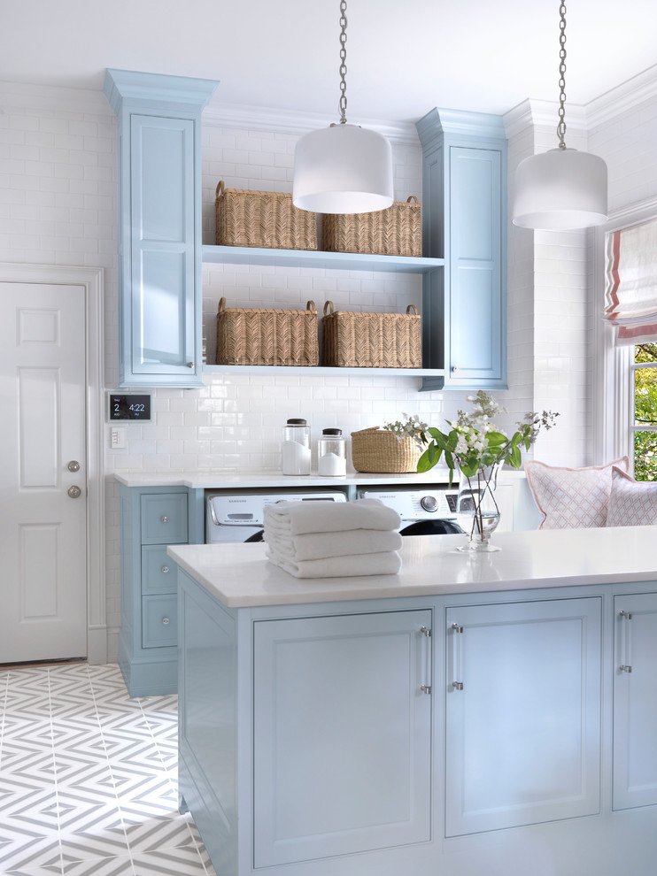 Modelo de cocina clásica grande con puertas de armario azules, encimera de mármol, suelo de baldosas de porcelana, suelo gris, encimeras blancas y armarios con rebordes decorativos