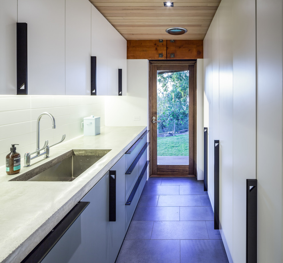 Moderner Hauswirtschaftsraum mit weißen Schränken in Melbourne