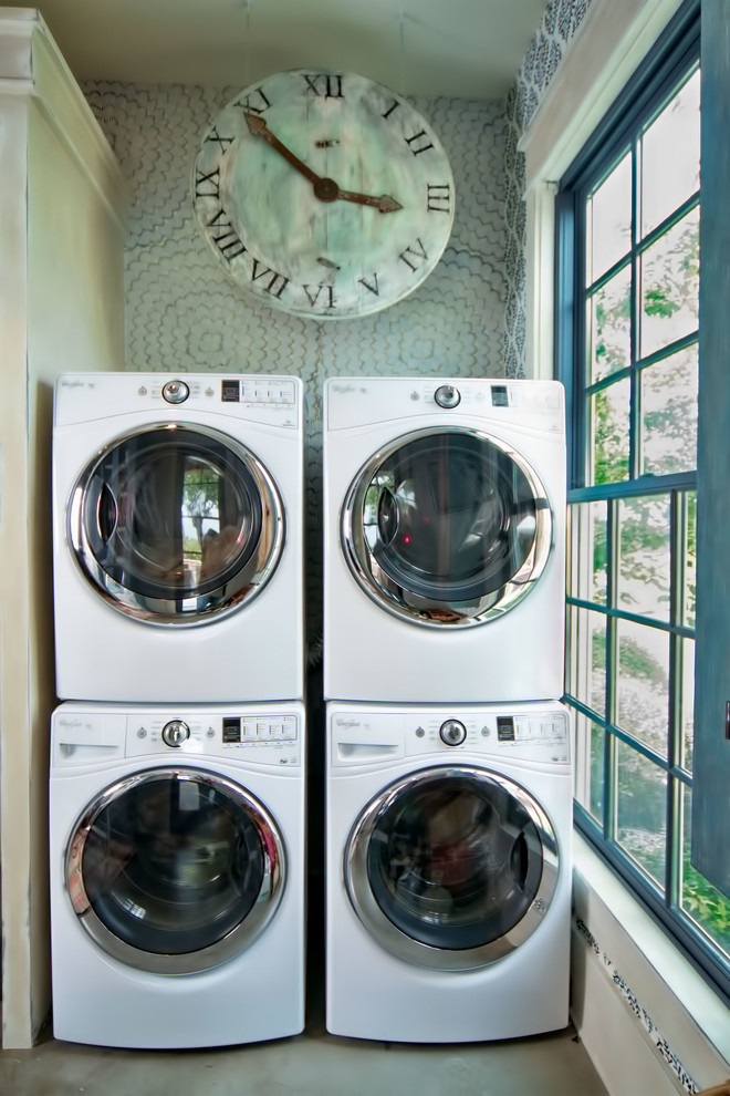Foto på en rustik tvättstuga, med en tvättpelare
