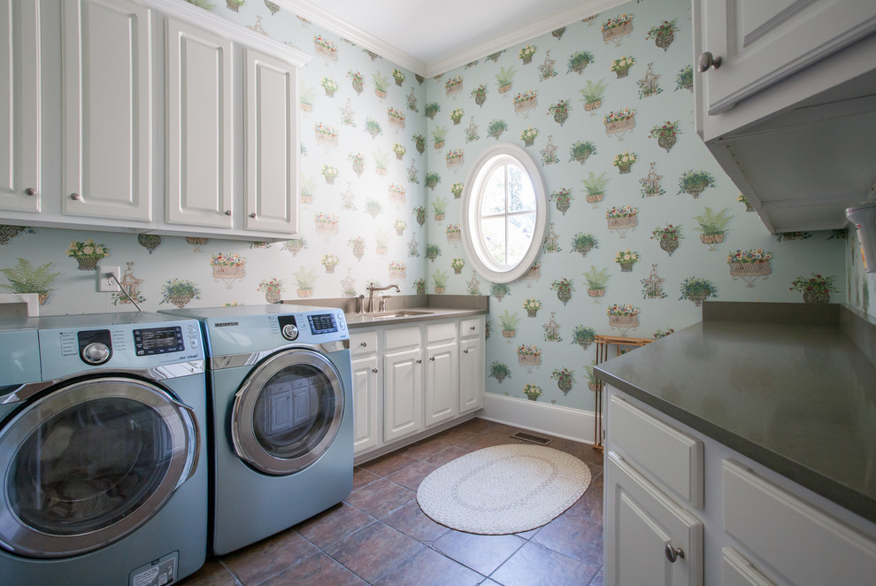 アトランタにあるトラディショナルスタイルのおしゃれなランドリールーム (アンダーカウンターシンク、レイズドパネル扉のキャビネット、白いキャビネット、青い壁、左右配置の洗濯機・乾燥機) の写真