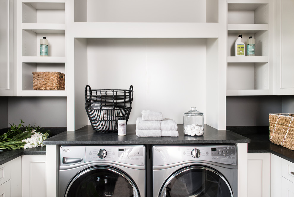 Foto de lavadero clásico renovado con paredes blancas y lavadora y secadora juntas