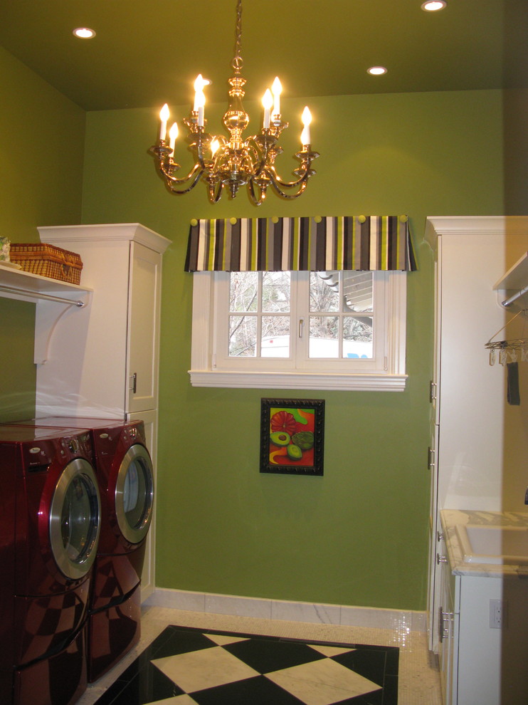 Inredning av en eklektisk mellanstor parallell tvättstuga enbart för tvätt, med en nedsänkt diskho, skåp i shakerstil, vita skåp, marmorbänkskiva, gröna väggar, klinkergolv i porslin, en tvättmaskin och torktumlare bredvid varandra och flerfärgat golv